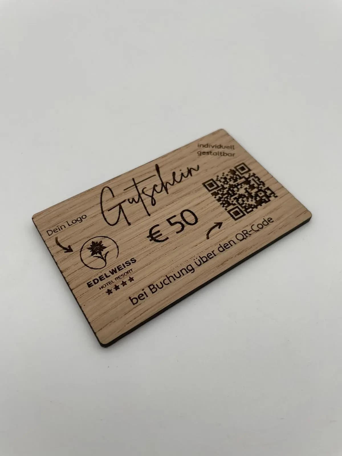 Holzgutschein mit Magnet und QR-Code für die Stammgastkommunikation eines Hotels