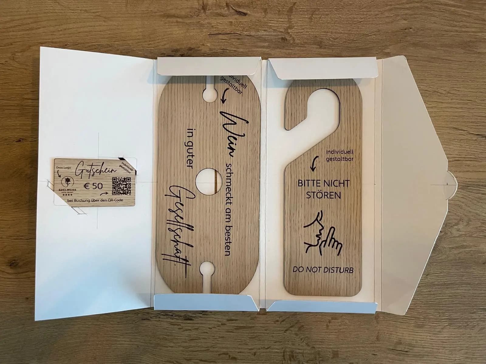 Stammgastpost Musterbox mit individuell gestalteten Holzelementen für Hotels
